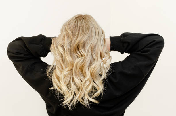 gewellte haarblick von hinten - blondes haar stock-fotos und bilder