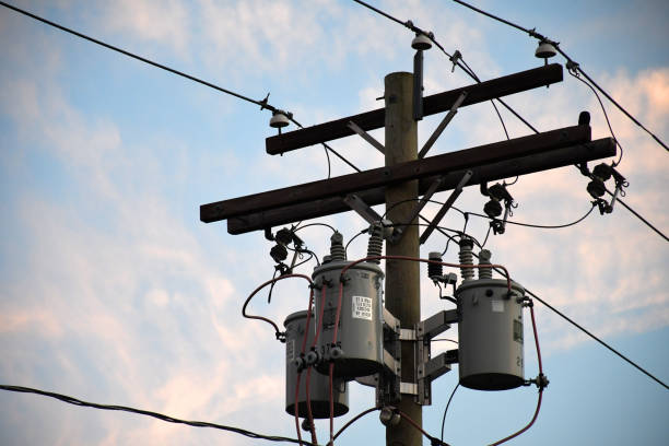 polo utilitário com transformadores - electricity pylon - fotografias e filmes do acervo