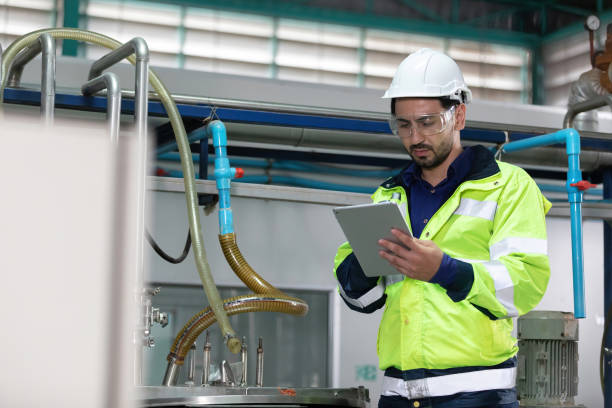 ingeniero o trabajador de fábrica que utiliza tablet computer para cómo fijar el tubo en la fábrica - manual worker fotografías e imágenes de stock