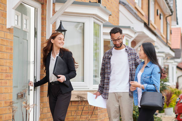 istock house hunting couple 1322865754