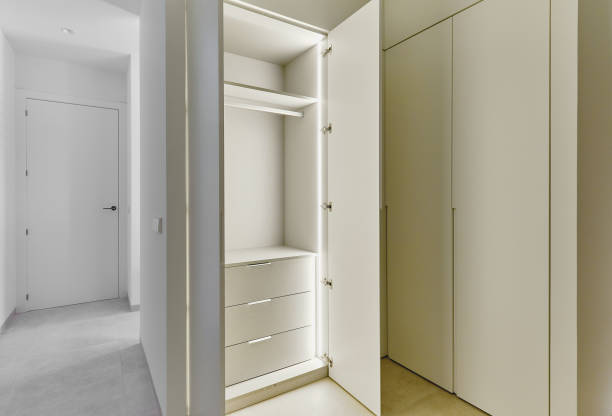 porta aperta di illuminato legno bianco alla moda armadio incorporato - closet hotel door contemporary foto e immagini stock