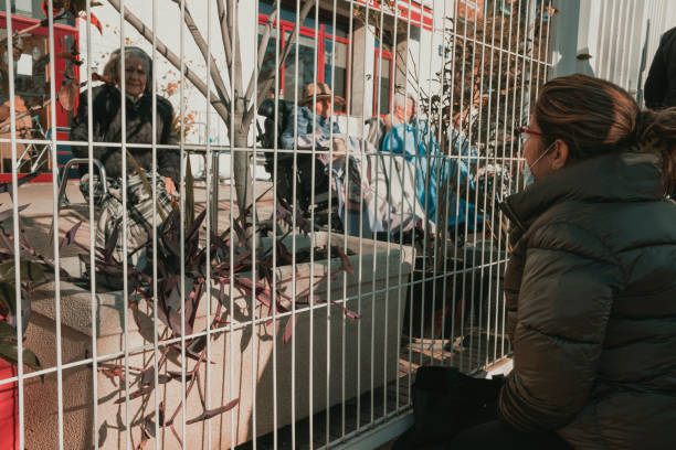 odwiedzanie rodziny w czasach pandemii - 2781 zdjęcia i obrazy z banku zdjęć