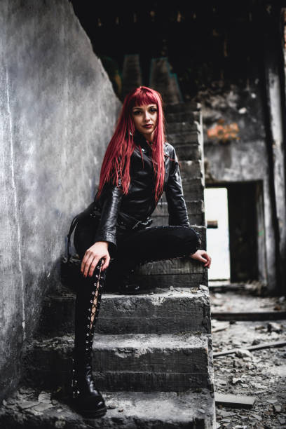 bellissimo goth femminile seduto su scale in rovina di costruzione - rock staircases foto e immagini stock