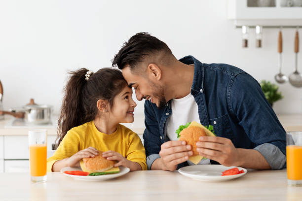 행복한 사랑 아랍 아빠 과 딸 먹는 샌드위치 에 부엌 과 본딩 - domestic kitchen father eating child 뉴스 사진 이미지