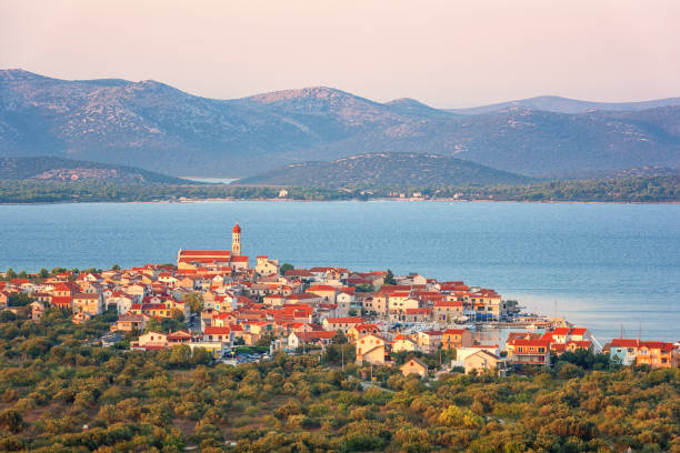 vista panorámica panorámica panorámica de la isla de murter en croacia, la ciudad, el mar y el parque kornati con luz de puesta de sol, fondo de viaje - kornati fotografías e imágenes de stock