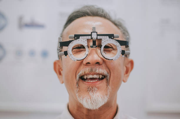 asian chinese senior man patient checking eyesight in ophthalmological clinic - human face chinese ethnicity close up men imagens e fotografias de stock