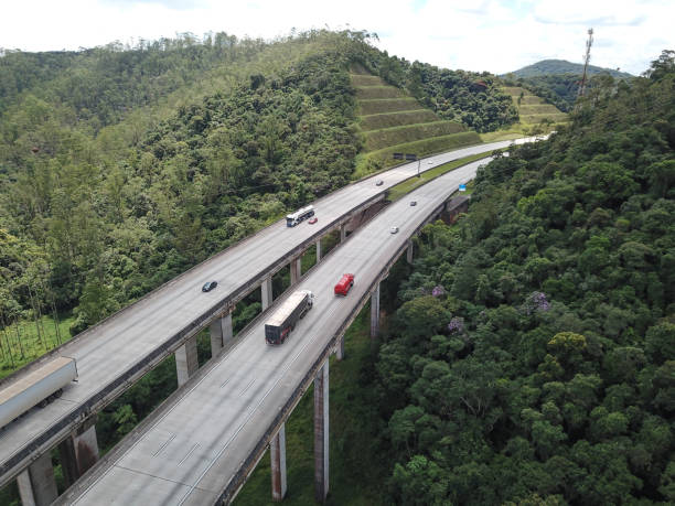 widok z lotu ptaka na południowy odcinek rodoanel w regionie metropolitalnym são paulo - pojazd osobowy zdjęcia i obrazy z banku zdjęć