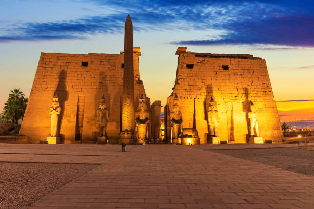 vista principale del tempio di luxor, splendida luce del tramonto, egitto - obelisco foto e immagini stock