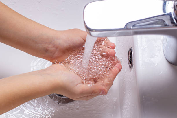 manos de los niños bajo el agua corriente del grifo en el baño. - heat sink fotografías e imágenes de stock