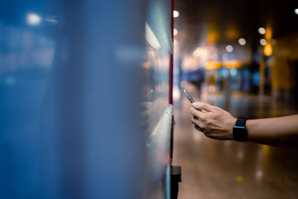 homme asiatique payant avec smartphone à distributeur automatique. - vending machine photos et images de collection