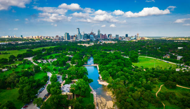 barton springs fließt in den town lake über dem grünen stadtbild über austin texas usa - austin texas skyline texas cityscape stock-fotos und bilder