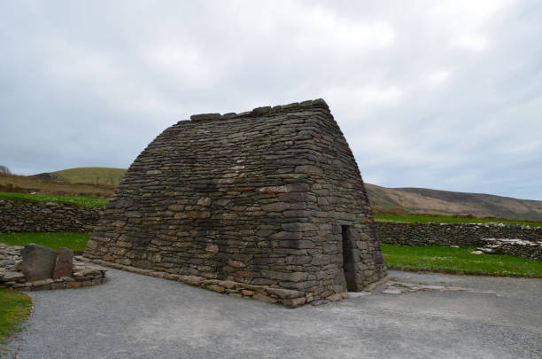 iconic gallarus каменный ораторский в ирландии - republic of ireland famous place dingle peninsula slea head стоковые фото и изображения