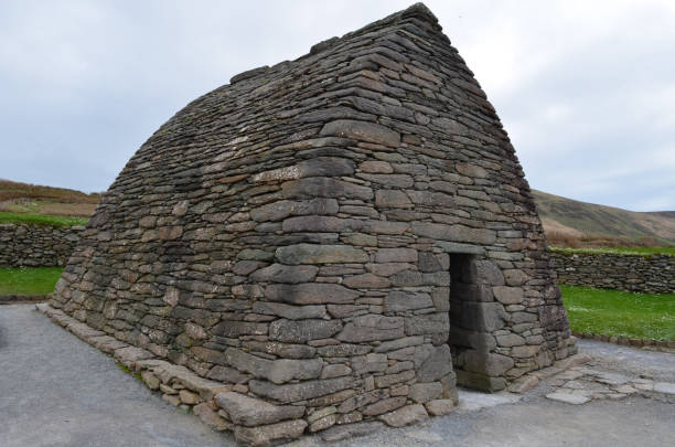 iconic gallarus каменный ораторский в ирландии - republic of ireland famous place dingle peninsula slea head стоковые фото и изображения