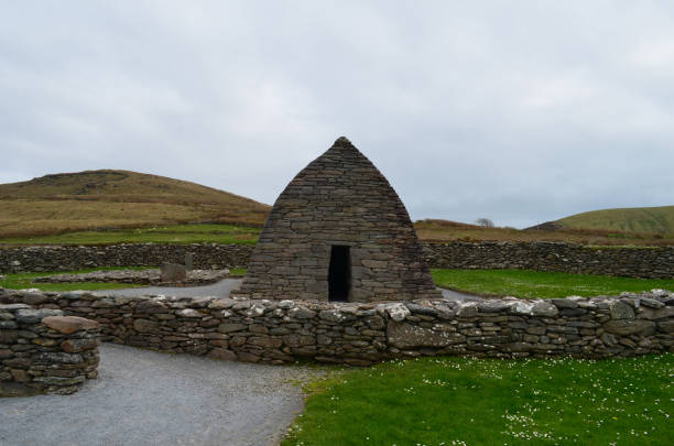 iconic gallarus каменный ораторский в ирландии - republic of ireland famous place dingle peninsula slea head стоковые фото и изображения