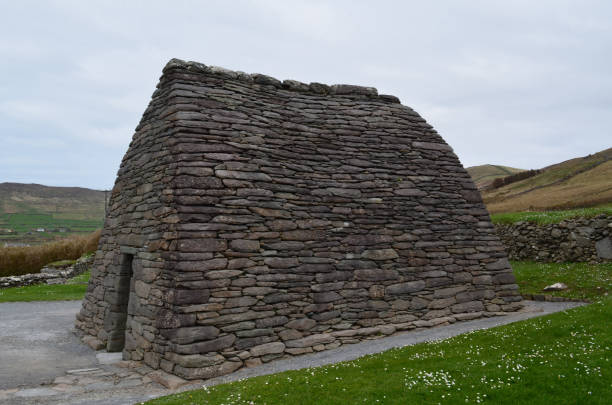 iconic gallarus каменный ораторский в ирландии - republic of ireland famous place dingle peninsula slea head стоковые фото и изображения