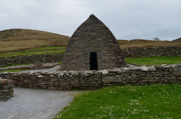 아일랜드의 상징적인 갈라루스 스톤 오라토리 - republic of ireland famous place dingle peninsula slea head 뉴스 사진 이미지