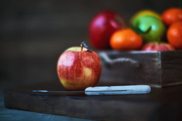 素朴な木のまな板の木箱の中のリンゴとみかんの様々な - apple granny smith apple red delicious apple fruit ストックフォトと画像