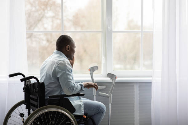 difficoltà dei disabili nella clinica di riabilitazione e autoisolamento a casa durante la pandemia di covid-19 - men crutch isolated support foto e immagini stock