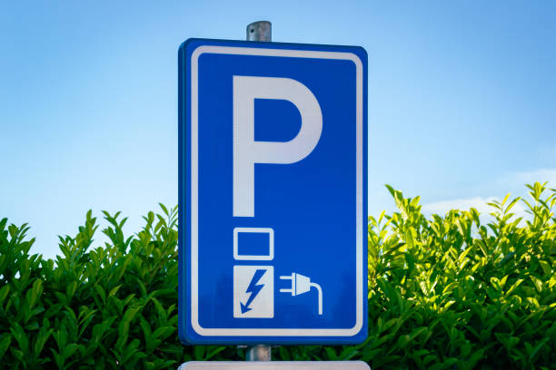 parkschild zum laden von elektroautos - parking lot parking sign sign letter p stock-fotos und bilder