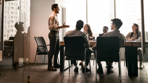 colegas que tienen reunión en la sala de juntas, hombre de negocios dando discurso - seminar women recruitment meeting fotografías e imágenes de stock