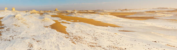 paisaje del desierto blanco al amanecer del sáhara occidental en egipto, vista panorámica. - white desert fotografías e imágenes de stock