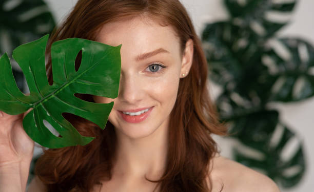 istock Girl Posing With Monstera Leaf Over Background With Tropical Leaves 1322918268