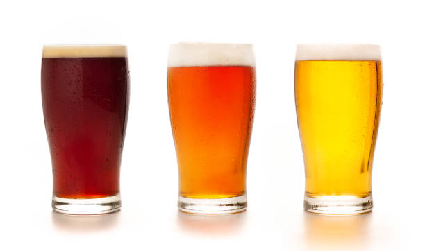 diversi tipi di bevande fresche artigianali. assortimento di birra in bicchieri alti - amber beer foto e immagini stock