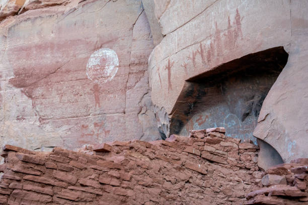 arte de petroglifos en sedona arizona - cave painting indigenous culture art arizona fotografías e imágenes de stock