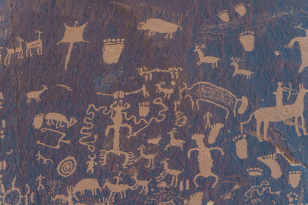 arte de petroglifos en sedona arizona - cave painting indigenous culture art arizona fotografías e imágenes de stock