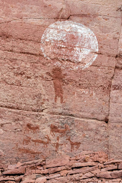 arte de petroglifos en sedona arizona - cave painting indigenous culture art arizona fotografías e imágenes de stock