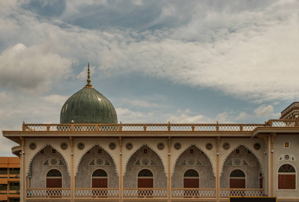 arquitectura artística y cúpula de masjid al - yusraw o al - mezquita yusraw por la tarde en bangkok. - sharia fotografías e imágenes de stock