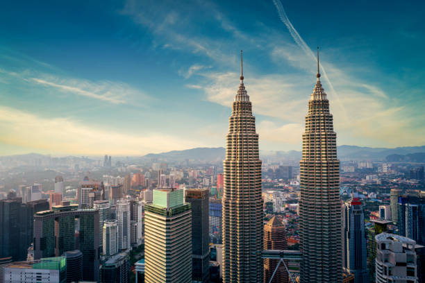 kuala lumpur, malesia - 11 novembre 2019. vista aerea dello skyline della città di kuala lumpur al tramonto a kuala lumpur, malesia. - malaysia foto e immagini stock