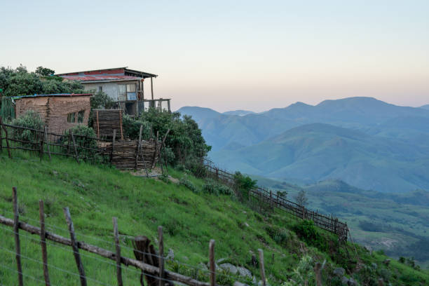 красивый природный пейзаж африки эсватини - swaziland стоковые фото и изображения