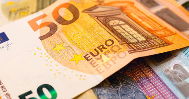 деньги, евро - eur. евро банкноты разбросаны по столу крупным планом фотографии. - european union currency euro symbol currency paper currency стоковые фото и изображения