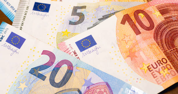 banconote in euro in primo rialzo. moneta, moneta, eur, economia europea. - european union euro note european union currency paper currency five euro banknote foto e immagini stock