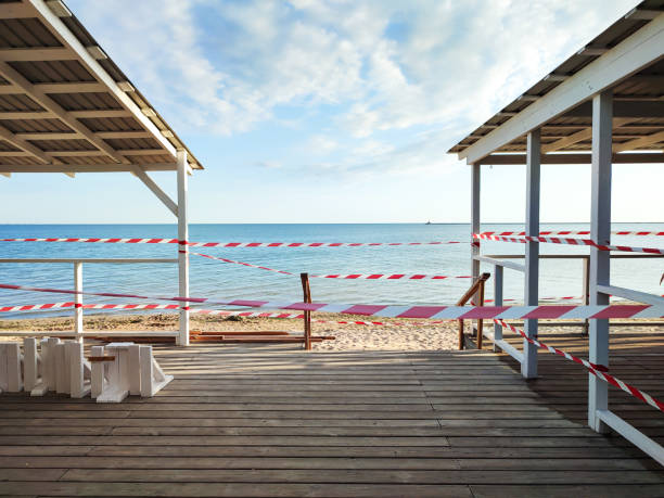 un bar de plage a fermé la reconstruction de bandes d’avertissement ou les restrictions pandémie de coronavirus - beach cancelled close up color image photos et images de collection