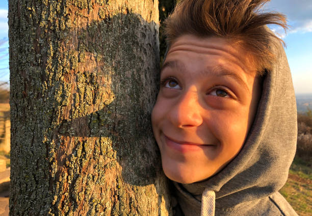 un ragazzino sorridente. bugiardo ragazzo. - naso lungo foto e immagini stock