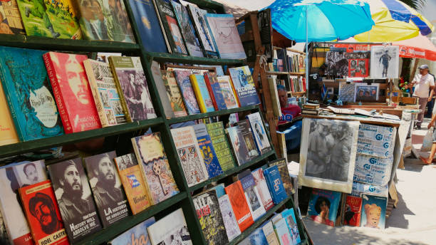 mercato delle pulci di strada con vecchi libri nel centro storico di l'avana, cuba - bookstore sign old book foto e immagini stock