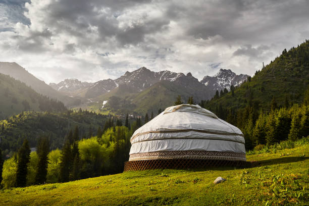 jurten-nomadenhaus im grünen bergtal - kasachstan stock-fotos und bilder