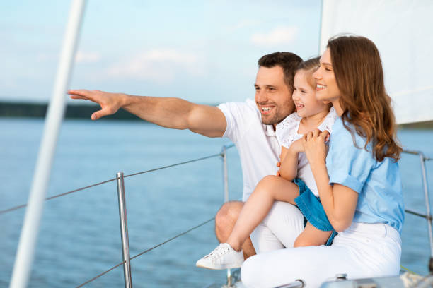 rodzice i córka przytulanie stojąc na pokładzie łodzi patrząc na bok - cruise ship cruise sea luxury zdjęcia i obrazy z banku zdjęć