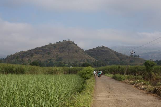 Mountains in a village Mountains in a village village maharashtra stock pictures, royalty-free photos & images