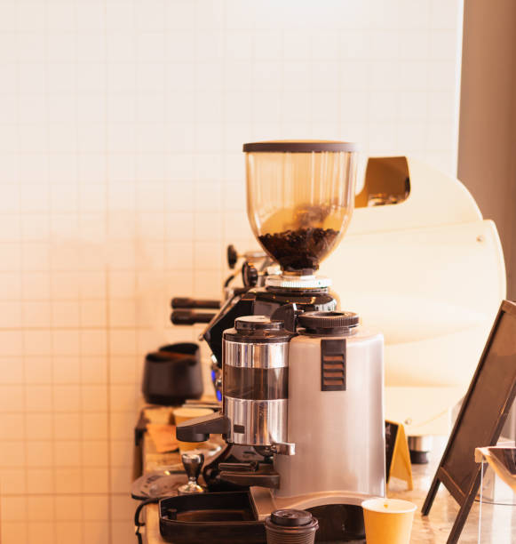 istock Side view of grinder machine at coffee bar. 1322984395