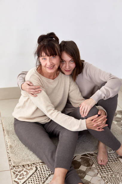 mère et fille en vêtements de laine fond blanc - pull cachemire femme photos et images de collection