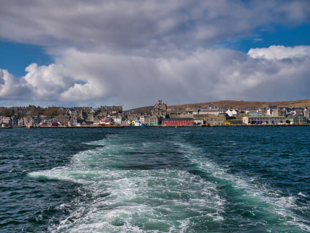 über den bressay sound, einen blick auf lerwick, die hauptstadt und den hafen der shetland-inseln, schottland, uk - an einem sonnigen tag mit blauem himmel und weißen wolken. - shetland islands lerwick ancient famous place stock-fotos und bilder