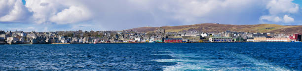 über den bressay sound, einen blick auf lerwick, die hauptstadt und den hafen der shetland-inseln, schottland, uk - an einem sonnigen tag mit blauem himmel und weißen wolken. - shetland islands lerwick ancient famous place stock-fotos und bilder