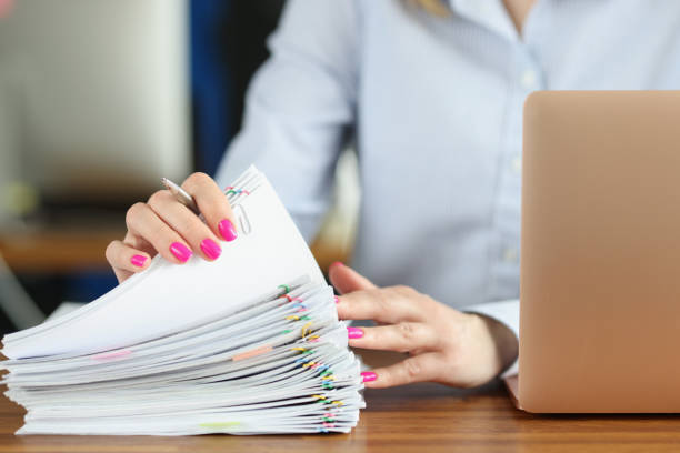 frau hält viele dokumente mit bunten büroklammern in den händen in büro nahaufnahme - legal system business book advice stock-fotos und bilder