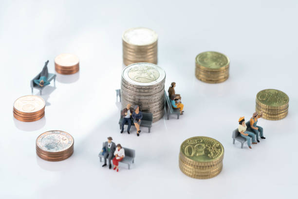 moedas de euro e pessoas em miniatura - figurine small pension toy - fotografias e filmes do acervo