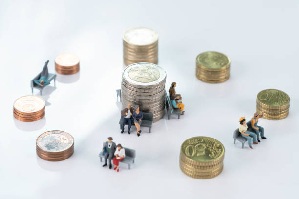 евро монеты и миниатюрные люди - figurine small people businessman стоковые фото и изображения