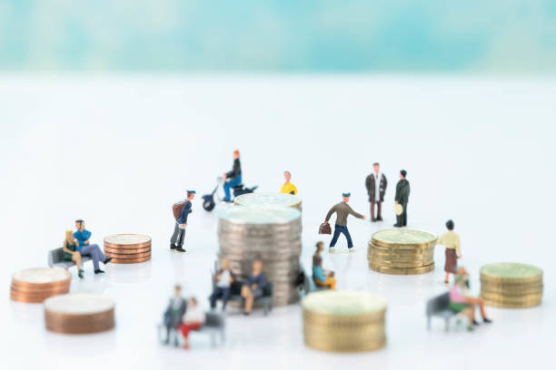 moedas de euro e pessoas em miniatura - figurine small pension toy - fotografias e filmes do acervo