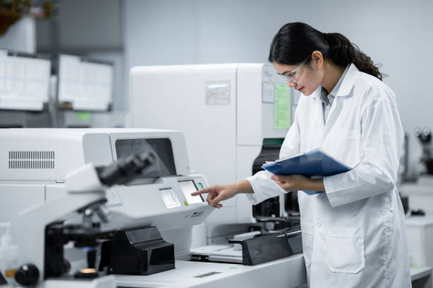 istock Laboratory technician, Asian medical technicians work in private laboratories. 1322997106